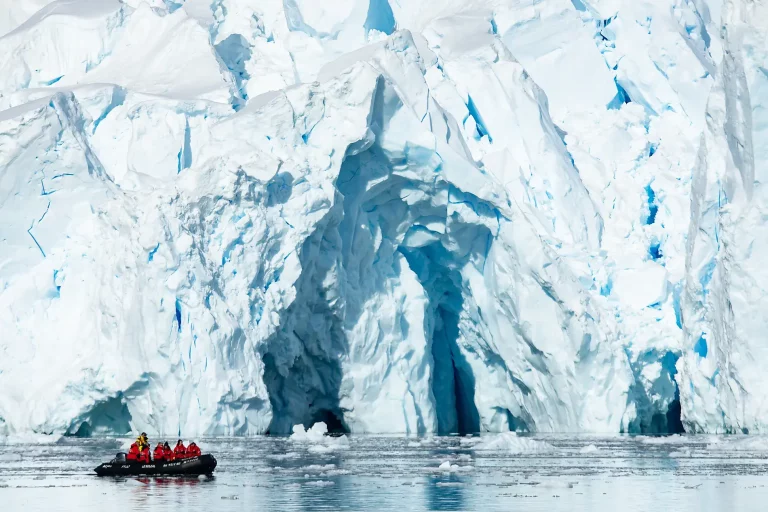 12D11N : Emblematic Antarctica