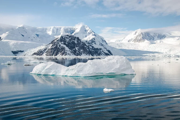 12D11N : Emblematic Antarctica