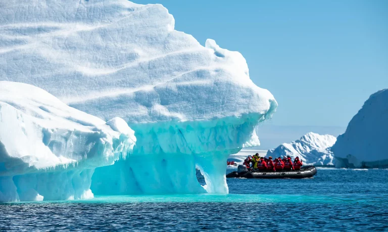 12D11N : Emblematic Antarctica
