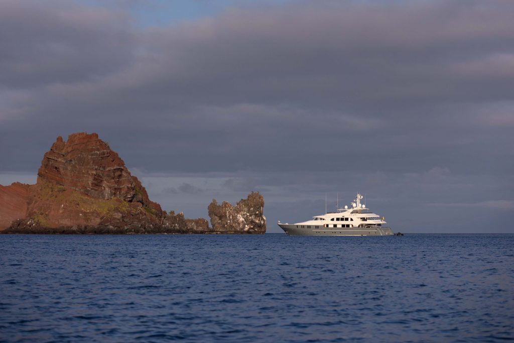 15D14N Ultimate Galápagos: East & West Expedition